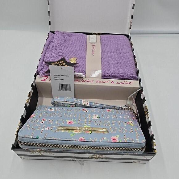 BETSEY JOHNSON Blue Floral WALLET/WRISTLET Lavender Scarf Gift BOX Set NIB - Picture 6 of 9